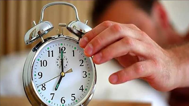 بالفيديو .. استشاري يحدد المدة المثلي لنوم صحي