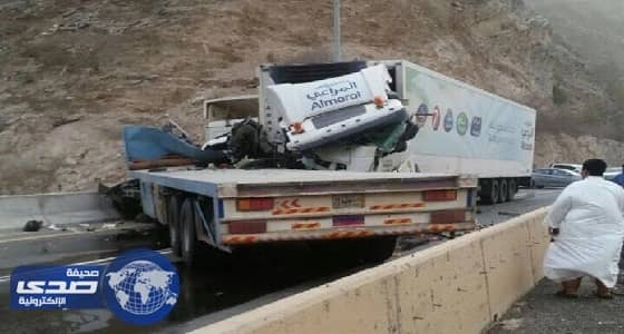 بالفيديو والصور.. التحام شاحنتين إثر حادث تصادم مروع في عسير