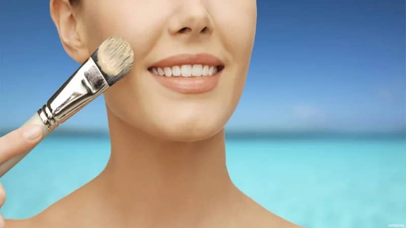 خطوات مكياج ناعم وهادئ على الشاطئ