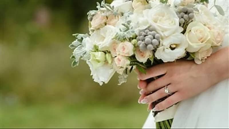 فتاة تتخلى عن الرجال وتتزوج من نفسها