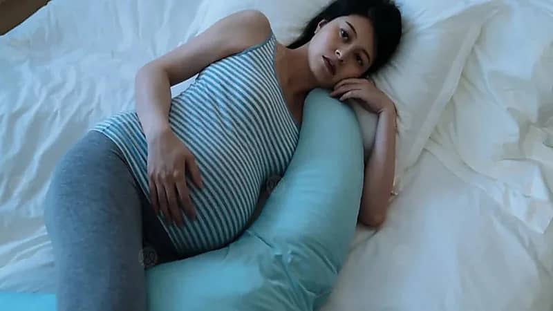 خطورة النوم على البطن على الجنين