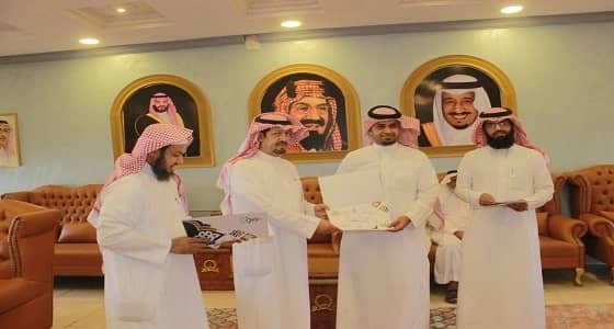 بالصور.. " محافظ المخواة " يكرم الطلاب الفائزين في مسابقة الملك سلمان لحفظ القران