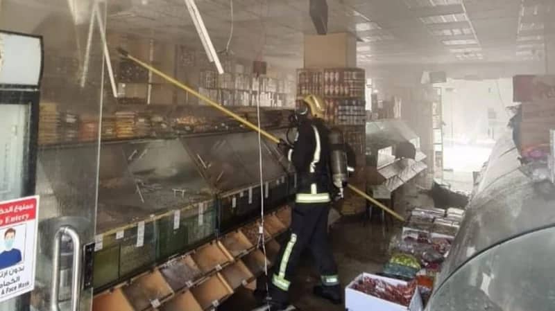 بالصور.. إندلاع حريق بمركز تجاري بحي الديرة