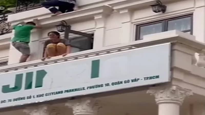 شاهد.. شاب شجاع ينقذ فتاة من الانتحار في اللحظات الأخيرة