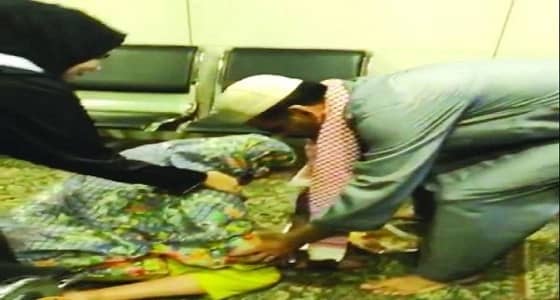 بعد فقدانها بالحرم المكي.. مسنة تنهار باكية عند رؤيتها ابنها