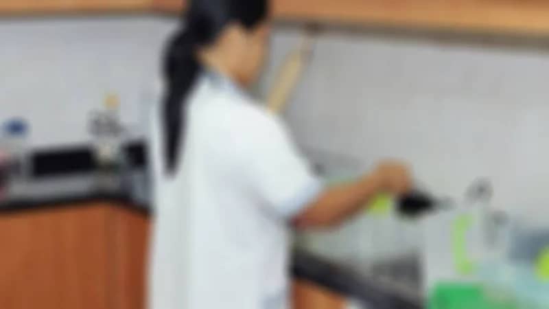 مطالبات بالتحقيق في مقطع لمسن يتحرش بخادمة