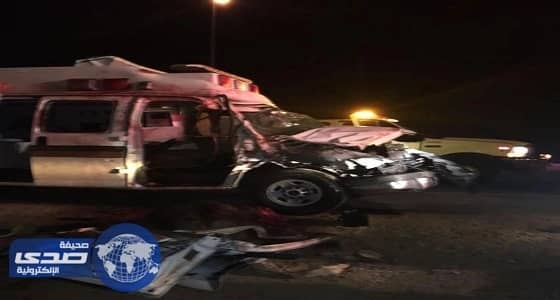 إصابة 4 أشخاص في حادث انقلاب سيارة إسعاف بسبب جمل سائب بتبوك