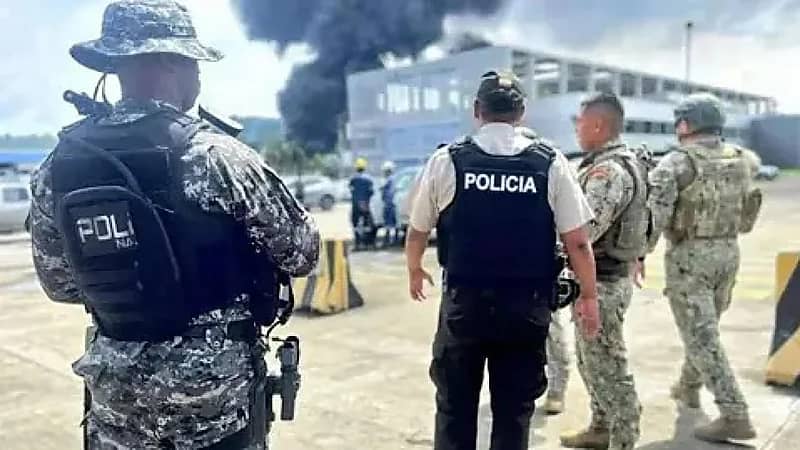 حريق ضخم يوقف العمل بأكبر مصفاة نفط في الإكوادور