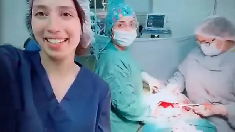 وصلة رقص لأطباء تونسيون أثناء إجراء عملية جراحية