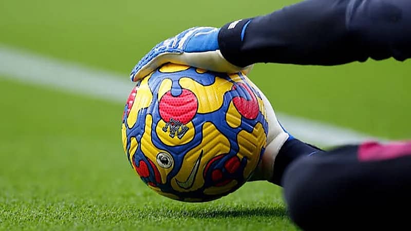 وفاة لاعب كرة قدم صعقًا بالكهرباء خلال لعبه