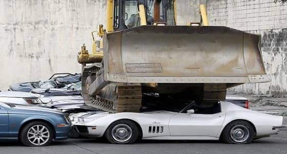 بالفيديو والصور.. الرئيس الفلبيني ينتقم من فساد الجمارك بسحق سيارات فارهة