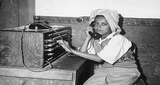 صورة قديمة لشاب يؤدي عمله على " سويتش الهاتف "