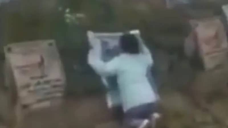 بالفيديو .. طفلة اشتاقت لأبيها فذهبت تحتضن قبره والدموع تسبقها