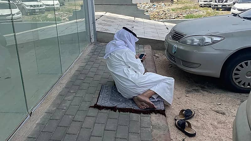 فتاة تصور والدها: "بدون ملل ينتظرني أخلص شغلي"