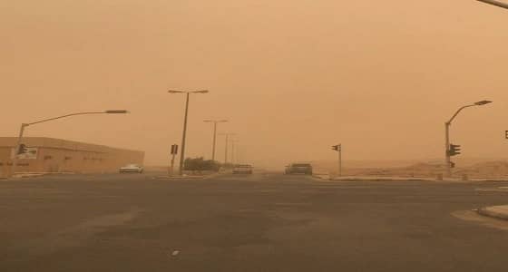 بالفيديو والصور.. موجة غبار تجتاح " القريات " .. وتؤدي لانقطاع التيار الكهربائي