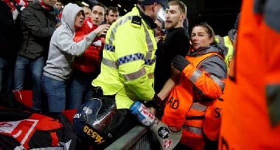 بالصور.. أمن ليفربول يحذر جماهير سبارتاك موسكو من استخدام الميكروفون فى التشجيع