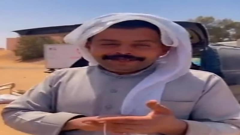 شاهد.. نجاة بائع شاي الجمر بأعجوبة من حادث دهس عند ذهابه للوضوء لصلاة الظهر