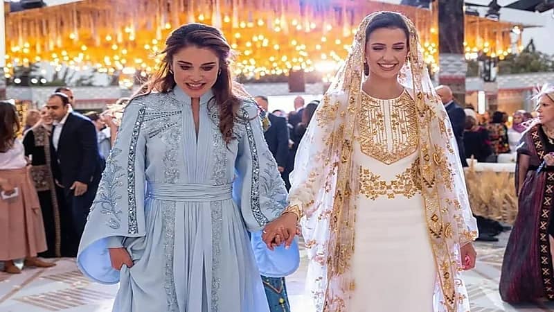 خبير لغة جسد يوضح إشارات تكشف صدق مشاعر الملكة رانيا ورجوة آل سيف