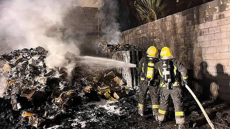 اندلاع حريق بمستودع في مزرعة بالعلا