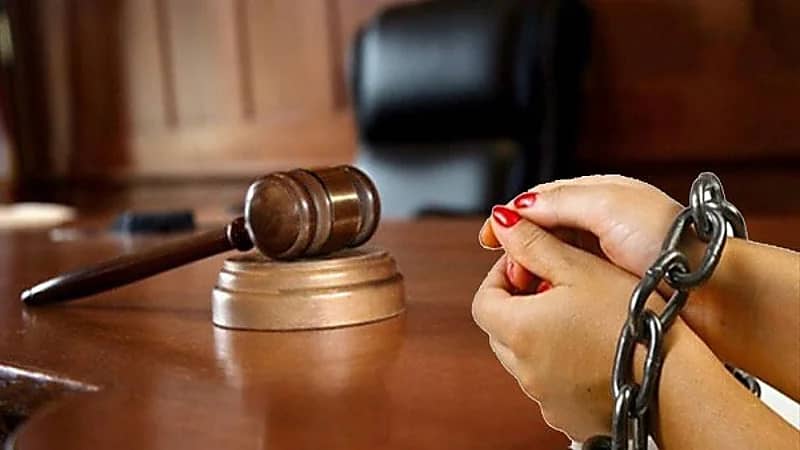 حبس سيدة اشتركت مع عشيقها على دفن زوجها حيا