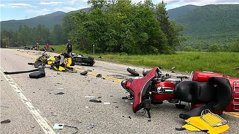 سائق شاحنة يقتل 7 أشخاص في حادث مروري وينجو من المساءلة القانونية !