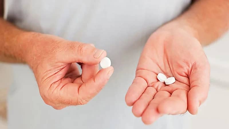 "النمر" يوضح خطورة التوقف عن استخدام اسبرين السيولة