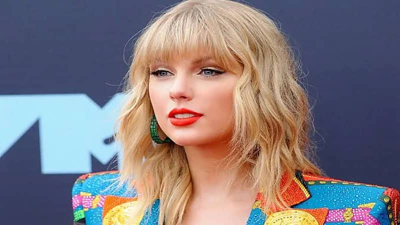 رجل يحاول اقتحام مبنى تسكنه تايلور سويفت بسيارته (صور)