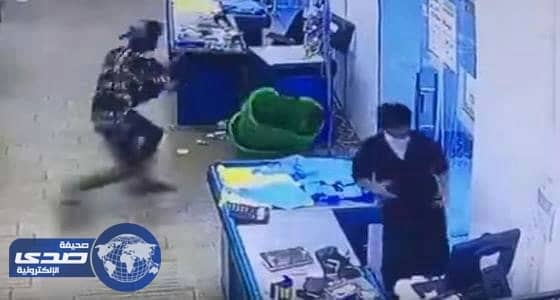 بالفيديو.. مراهقان يستوليان على أموال سوبرماركت وقت الإفطار