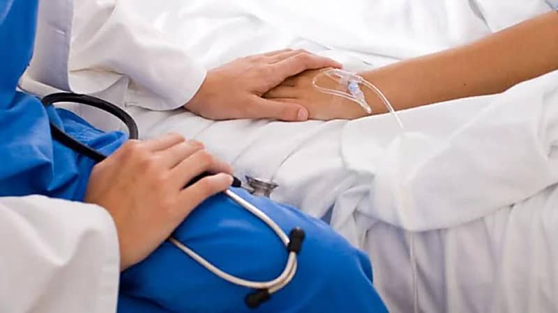 نجم شهير يتعرّض لنوبة قلبية بسبب زوجته وتهدّده خلال التصوير