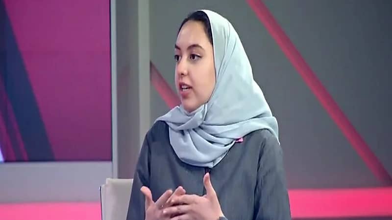 شاهد.. سعودية تبتكر قفازًا يساعد ذوي الإعاقة السمعية