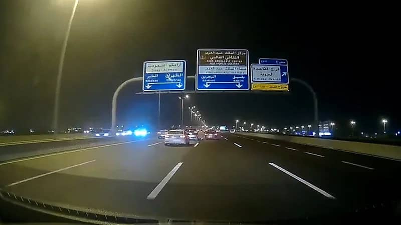 فيديو..متهور يستهتر بأرواح الناس على طريق الجبيل الظهران