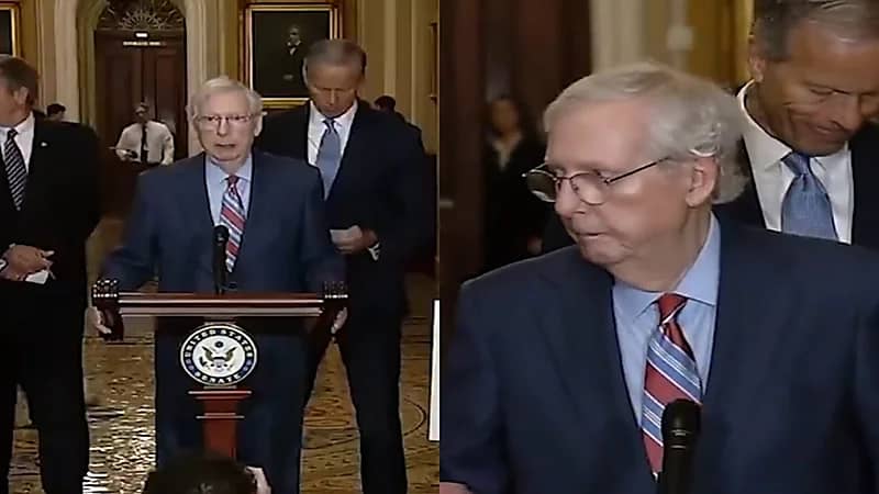 لحظة تجمد زعيم الجمهوريين بالشيوخ الأمريكي بمؤتمر صحفي.. فيديو