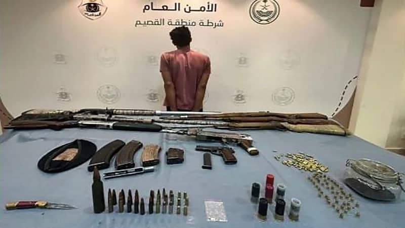 القبض على مروج وضبط مواد مخدرة وأسلحة نارية بالقصيم