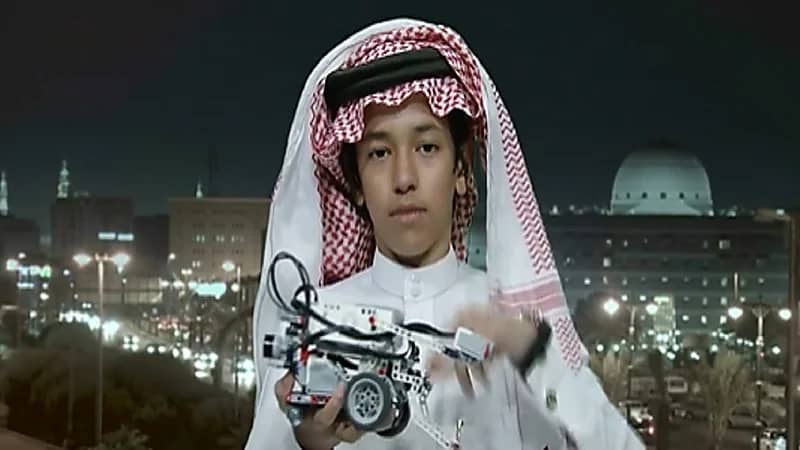 بالفيديو .. طالب يخترع روبوت يحمي حياة العاملين في المصانع من الغازات السامة