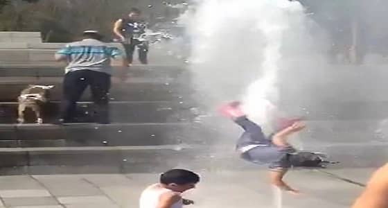 فيديو صادم لطفلة تطير في الهواء بسبب نافورة مياه يحقق 10 مليون مشاهدة