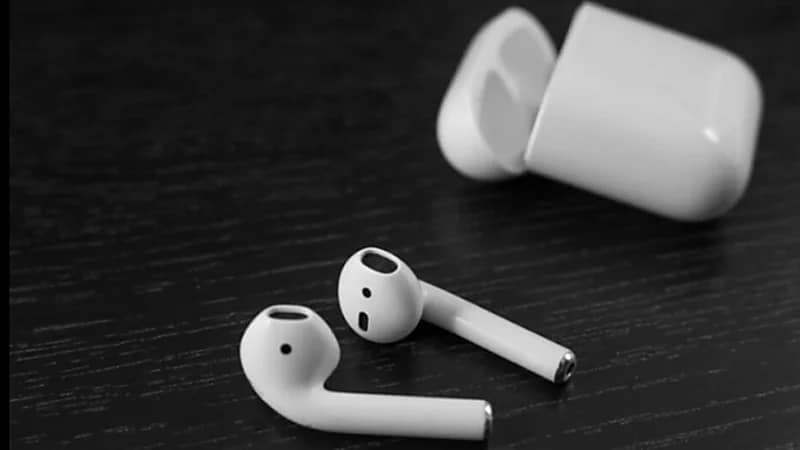 زوجان يقاضيان شركة أبل لفقد إبنهما السمع بسبب سماعات الإيربودز