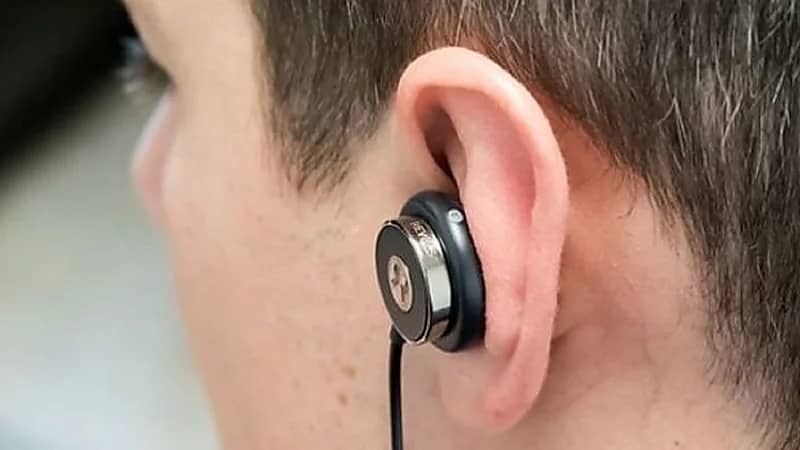 أضرار تحدث عند استخدام سماعات الأذن لفترة طويلة