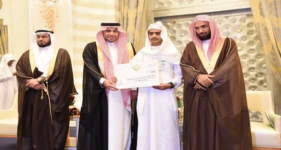 الرويس يكرم معلما وطالبا فازا في مسابقة القرآن والسنة 41 