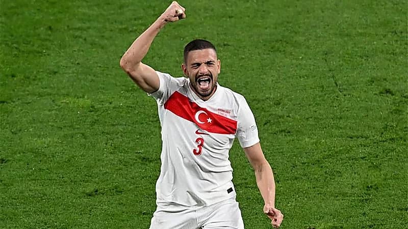 نجم الأهلي يكشف مفاجأة رونالدو له بعد تأهل تركيا في اليورو