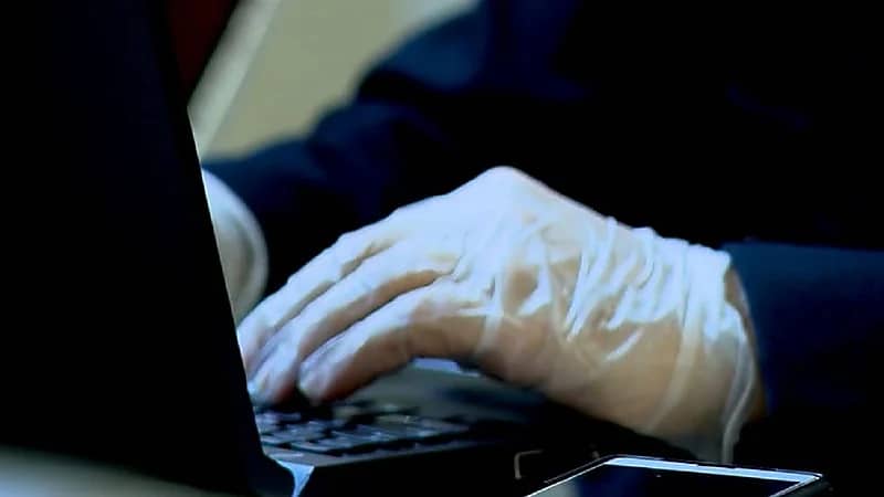 الابتزاز الإلكتروني يدفع مراهق لنهاية مأساوية