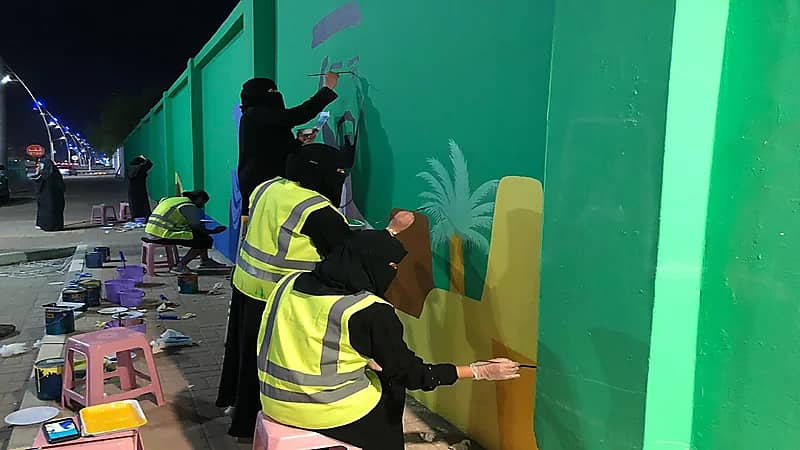 بالصور.. نادي الإعلام الاجتماعي يتولى تنفيذ اكبر جدارية "أغلى وطن" الوطنية