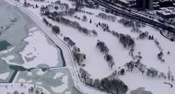 بالفيديو.. عاصفة ثلجية قوية تضرب شيكاغو الأمريكية