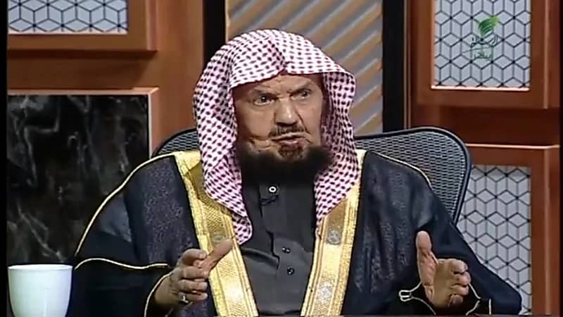 بالفيديو.. "المنيع" يوضح حكم أخذ بطاقات دعم للفقراء وبيعها بسعر أعلى للبقالة الصغيرة