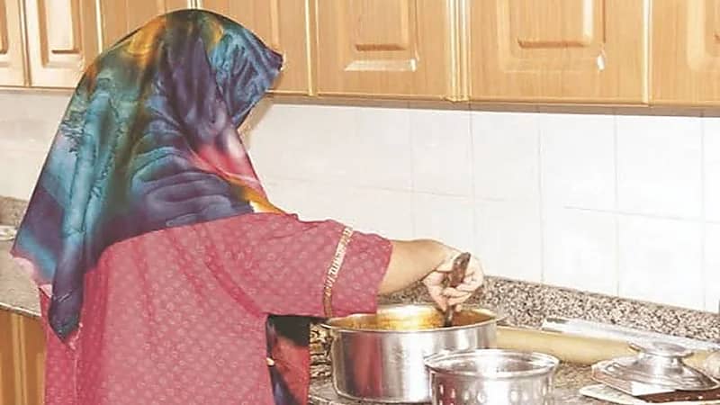 غسلته بنفسي .. مواطنة تروي قصة وفاة ابنها على يد العاملة المنزلية