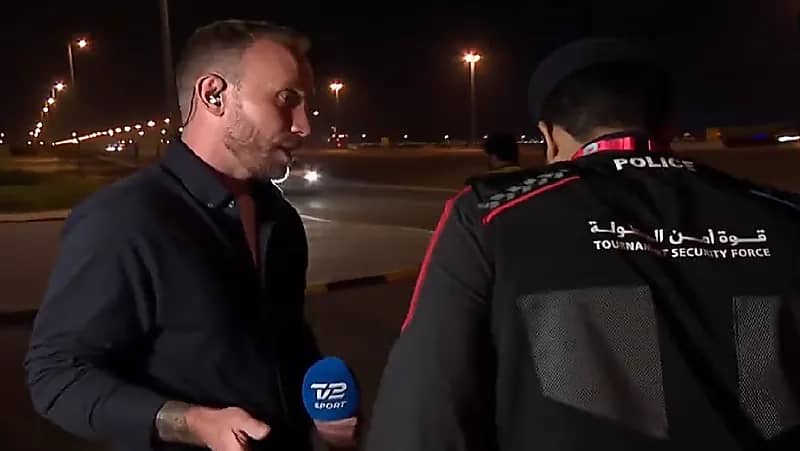 فيديو.. رجل أمن قطري يرفض عمل لقاء مع مذيع يرتدي شارة المثليين