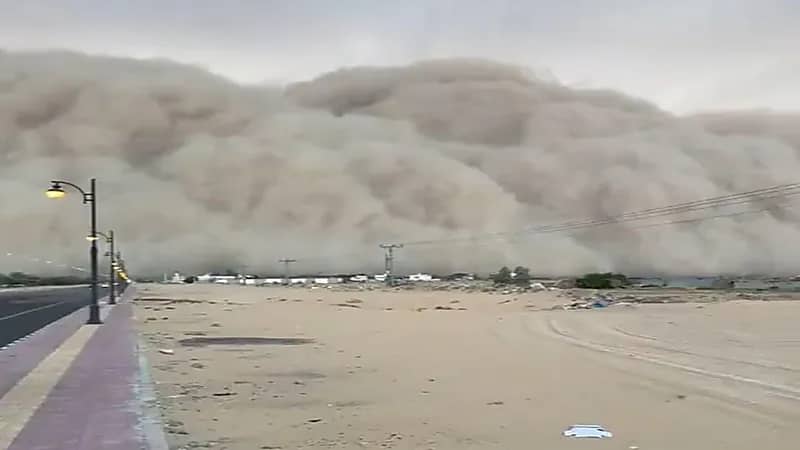 الأرصاد: الأتربة المثارة بوادي الدواسر نتيجة تيارات هابطة من سحب رعدية