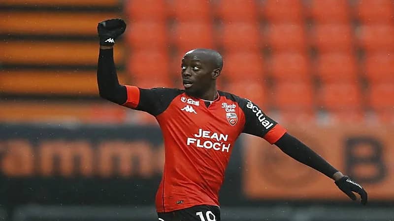 مشجعة تهاجم لاعب شهير وتسكب مادة حارقة على وجهه