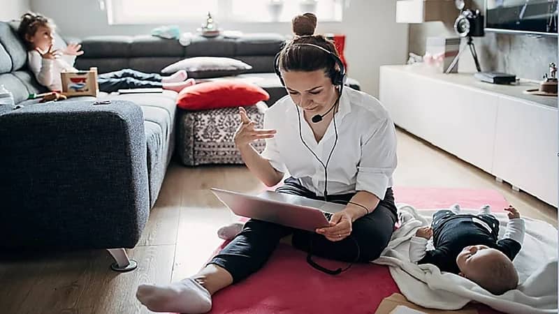 سبب شعور الأمهات العاملات بالذنب أكثر من الآباء