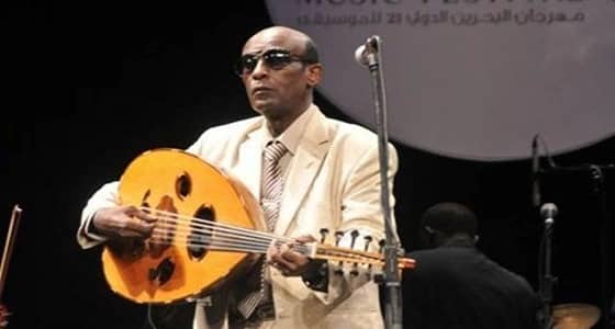 بالفيديو.. مطرب شهير يتوقف عن الغناء ليوبخ جمهور حفلته