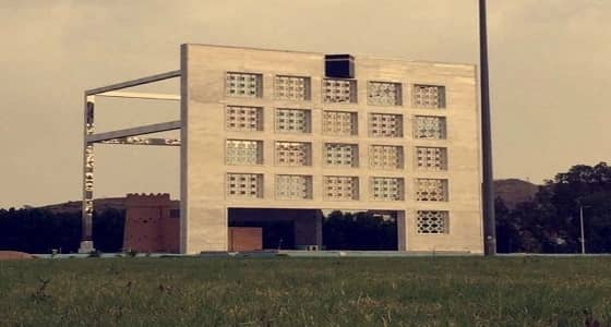 بالصور.. عابثون بالطائف يحطمون زجاج دوار المئوية بعد تجديده